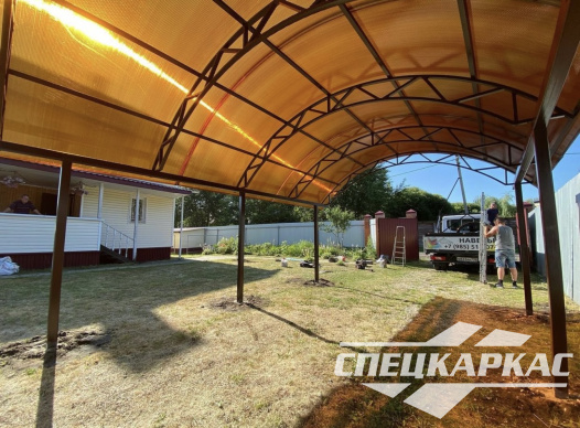 Классический навес из поликарбоната для машины арочного типа №11 - фото 1077